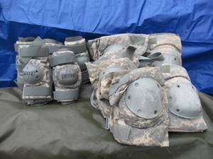 lot 168 image: MILITARY ISSUED ELBOW AND KNEE PADS 5 PAIRS OF 2 ELBOW PADS AND 5 PAIRS OF 2 KNEE PADS