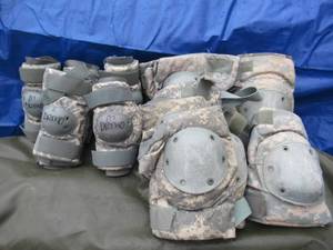 lot 169 image: MILITARY ISSUED ELBOW AND KNEE PADS 5 PAIRS OF 2 ELBOW PADS AND 5 PAIRS OF 2 KNEE PADS