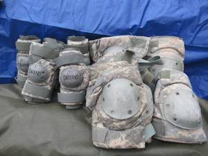 lot 170 image: MILITARY ISSUED ELBOW AND KNEE PADS 5 PAIRS OF 2 ELBOW PADS AND 5 PAIRS OF 2 KNEE PADS