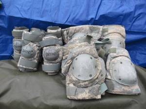 lot 171 image: MILITARY ISSUED ELBOW AND KNEE PADS 5 PAIRS OF 2 ELBOW PADS AND 5 PAIRS OF 2 KNEE PADS