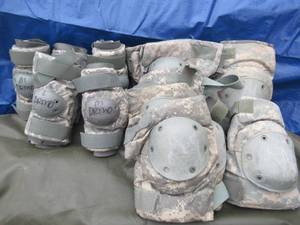 lot 172 image: MILITARY ISSUED ELBOW AND KNEE PADS 5 PAIRS OF 2 ELBOW PADS AND 5 PAIRS OF 2 KNEE PADS
