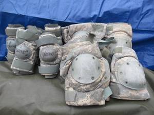 lot 173 image: MILITARY ISSUED ELBOW AND KNEE PADS 5 PAIRS OF 2 ELBOW PADS AND 5 PAIRS OF 2 KNEE PADS