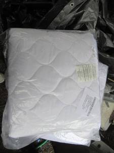 lot 188 image: MILITARY ISSUED QUILTEDFITTED MATTRESS PAD 38 X 80 X 10.5 NSN# 7210013063251