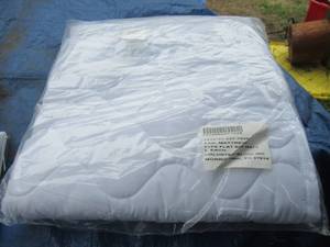 lot 193 image: MILITARY ISSUED MATTRESS PAD 36 X 75 NSN# 7210002271526