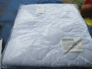 lot 194 image: MILITARY ISSUED MATTRESS PAD 36 X 75 NSN# 7210002271526