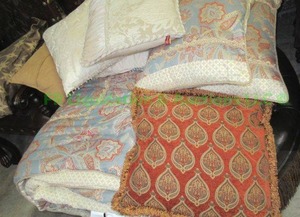 lot 74 image: Ellery Homestyles comforter with matching pillows plus