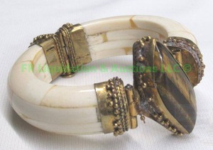 lot 302 image: Bleached cow bone and tigers eye gemstone bracelet