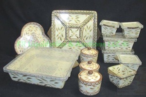 lot 165 image: Temp-tations presentable ovenware by Tara Old world ceramic serving set
