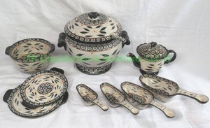 lot 147 image: Temp-tations presentable ovenware by Tara Old world ceramic serving set