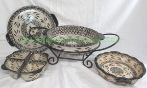 lot 149 image: Temp-tations presentable ovenware by Tara Old world ceramic serving set