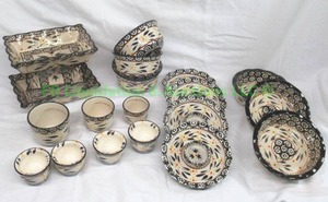 lot 146 image: Temp-tations presentable ovenware by Tara Old world ceramic serving set