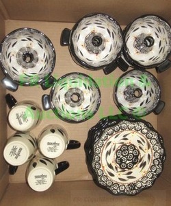 lot 151 image: Temp-tations presentable ovenware by Tara Old world ceramic serving set