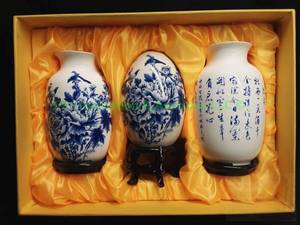 lot 310 image: Zhong Guo Ci Du Blue & White Chinese presentation vase trio in box, 9 tall each