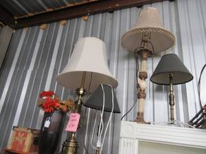 lot 18 image: SOLID BRASS LAMP, 3 OTHER DECORATIVE LAMPS, SMALL BOX AND MORE