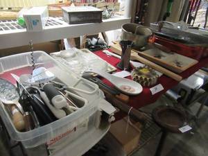 lot 38 image: KITCHEN WARES INCLUDING SPATULAS, KNIVES, NUT CRACKER AND MORE