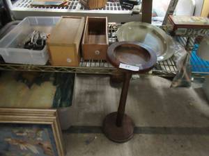 lot 39 image: VINTAGE WOOD ASHTRAY STAND, OSTER WINE BOTTLE OPENER, CERAMIC JAR, SCISSORS AND MORE