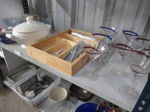 lot 48 image: MARGARITA GLASSES, KITCHEN KNIVES, SERVEWARE, CERAMIC PLATES AND MORE
