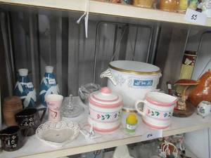 lot 56 image: CERAMIC CREAM AND SUGAR DISPENSER AND VARIOUS CERAMIC PIECES