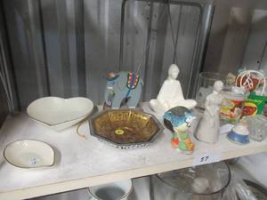 lot 57 image: CERAMIC AND GLASS DECORATIVE HOUSEWARES