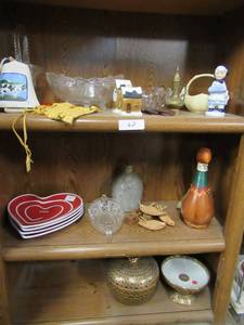 lot 62 image: CERAMIC AND GLASS CANDY DISHES AND MORE