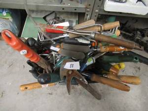 lot 88 image: ASSORTED GARDENING HAD TOOLS