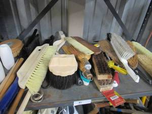 lot 91 image: VARIOUS CLEANING BRUSHES
