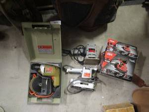 lot 107 image: SKIL PALM SANDER MODEL# 7292, SKIL HIGH SPEED SANDER MODEL# 439, BLACK & DECKER UTILITY SANDER AND BLACK & DECKER VARIABLE SPEED DRILL KIT
