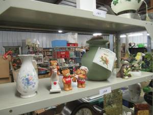 lot 122 image: CERAMIC BEARS, CERAMIC BIRDS AND MORE