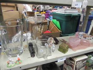 lot 124 image: GLASS PITCHERS, DECORATIVE GLASSWARE AND MORE
