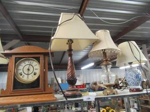 lot 126 image: MANTLE CLOCK AND 3 LAMPS