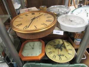 lot 133 image: SONGBIRD CLOCK AND VARIOUS OTHER WALL HANGING CLOCKS