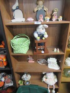 lot 142 image: EASTER DECOR