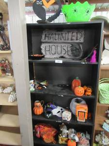 lot 143 image: HALLOWEEN DECOR