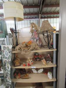 lot 144 image: THANKSGIVING DECOR, LAMP AND MORE