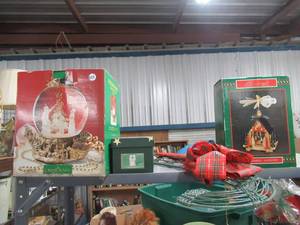 lot 147 image: CHRISTMAS DECORATIONS