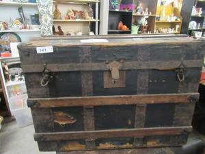 lot 148 image: VINTAGE MID-CENTURY TRAVEL TRUNK 32 X 20 X 22