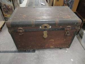 lot 149 image: VINTAGE MID-CENTURY TRAVEL TRUNK 35 X 20 X 22 WITH BASKETS