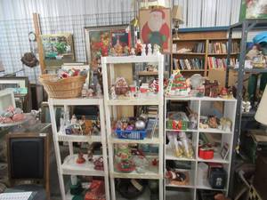 lot 163 image: GENEROUS QUANTITY OF CHRISTMAS DECORATIONS