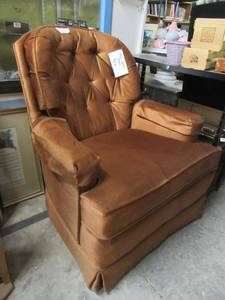 lot 173 image: VELOUR SITTING CHAIR IN GREAT CONDITION