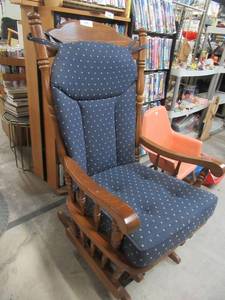 lot 175 image: PINE VIRGINIA HOUSE GLIDING ROCKING CHAIR IN GREAT CONDITION