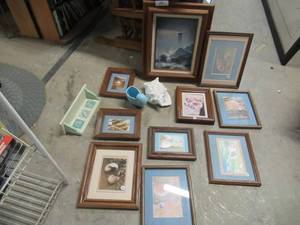 lot 184 image: SEASHELL THEMED LOT INCLUDING 2 CERAMIC SHELLS, WOOD SHELL THEMED SHELF AND 10 SHELL PICTURES
