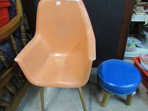 lot 195 image: VINTAGE RETRO FIBERGLASS CHAIR AND LITTLE BLUE STOOL