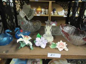lot 211 image: BEAUTIFUL CERAMIC FLOWER MADE IN ITALY, GLASS DISHES AND GLASS SWANS