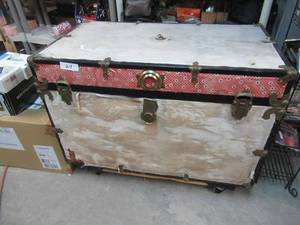 lot 218 image: VINTAGE TRAVEL TRUNK WITH INSERT TRAY 34 X 20 X 22