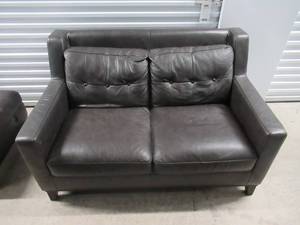 lot 2 image: ROOMS TO GO ITALIAN LEATHER LOVESEAT MATCHES LOTS 1 & 3. MEASURES 56 X 35