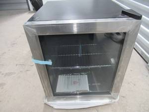 lot 6 image: EDGESTAR BEVERAGE COOLER MODEL# BWC70SS UNUSED