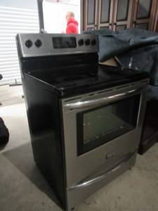 lot 22 image: FRIGIDAIRE GALLERY 5.4 CUBIC FT. SELF-CLEANING FREESTANDING ELECTRIC CONVECTION RANGE IN BLACKSTAINLESS STEEL WITH SMOOTH SURFACE AND 5-BURNERS