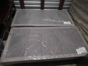 lot 31 image: KING SIZE TEMPUR-PEDIC LOW-PROFILE ADJUSTABLE BED WITH BEAUTYREST BLACK PILLOW-TOP KING SIZE MATTRESS AND HEADBOARD ALL IN EXCELLENT CONDITION ALL CORDS AND REMOTES INCLUDED.