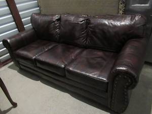lot 33 image: ENCORE VINTAGE BONDED TRADITIONAL BROWN LEATHER SOFA 88 X 39 IN EXCELLENT CONDITION