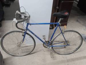 lot 36 image: VISTA MENS 10 SPEED BICYCLE MADE WITH ARAYA 1435 TUBING IN JAPAN